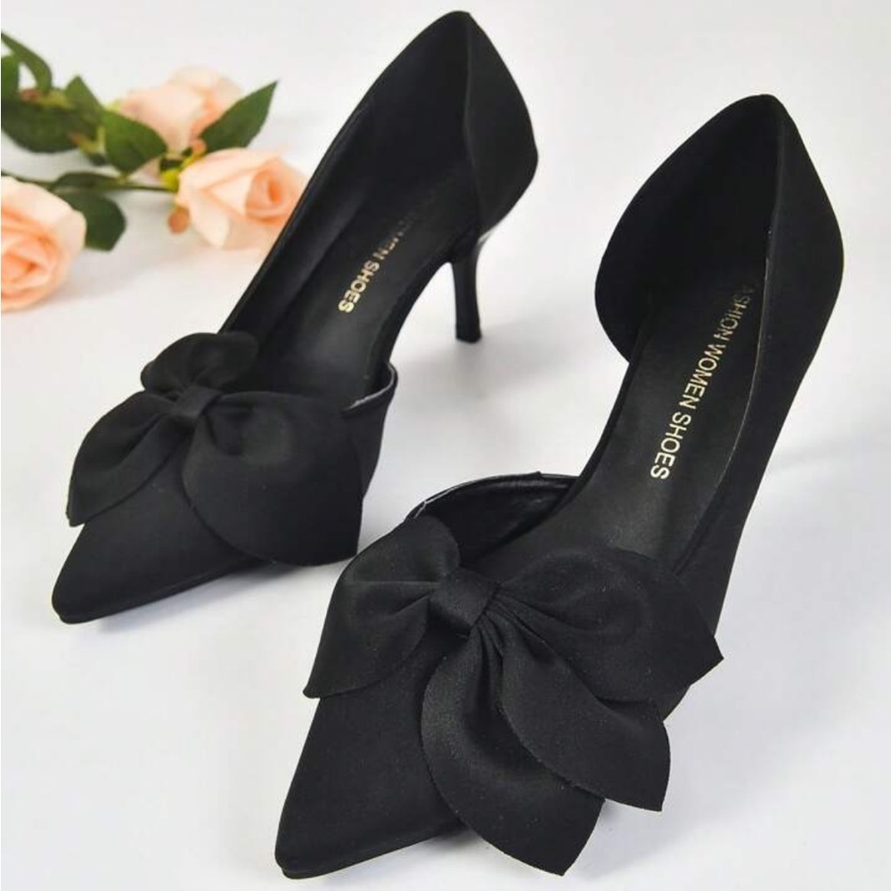 Elegant Flower Decorated High Heeled Court Shoes